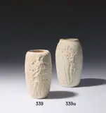 Moissey Kogan, Drei weibliche sitzende Paare I (Vase)