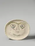 Pablo Picasso, Visage géométrique, 1956, Ovale Platte, weißer Ton mit Pastellbemalung, glasiert