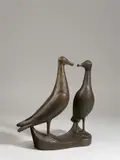 Gerhard Marcks, Zwei Möwen, 1957, Bronze mit brauner Patina. Höhe: 40 cm (15 ¾ in.)
