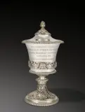 Großer Silberpokal – für den Berliner Hofschauspieler Karl Wilhelm Ferdinand Unzelmann (1753–1832) zum 50. Bühnenjubiläum by Karl Friedrich Schinkel, 1821, Silber, gegossen, getrieben, ziseliert, graviert; innen vergoldet. Ausführung Johann Ludwig und Carl Adolph Geri(c)ke. 3, sold Nov 2015