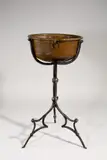 Toskana Italienisch, Spätgotischer Waschbeckenständer – sog. Reggibacile, Eisen, geschmiedet; Kupfer, getrieben. 95 cm; Ø 74 cm (37 ⅜ in.; Ø 29 ⅛ in.)