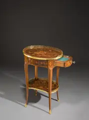Jean Lapie, Table à écrire „aux instruments de musique“ – Ovales Damen- schreibtischchen mit reicher Marketerie mit Musikinstrumenten, Um 1770, Satinholz, Palisander und diverse weitere Edelhölzer (teilweise gefärbt) auf Nadelholz und Eichenholz; Bronze, feuervergoldet; Leder