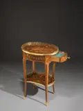 Jean Lapie, Table à écrire „aux instruments de musique“ – Ovales Damen- schreibtischchen mit reicher Marketerie mit Musikinstrumenten, Um 1770, Satinholz, Palisander und diverse weitere Edelhölzer (teilweise gefärbt) auf Nadelholz und Eichenholz; Bronze, feuervergoldet; Leder