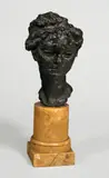 Bernhard Hoetger, Frauenkopf, Um 1904, Bronze mit schwarzer Patina, auf gelben Steinsockel montiert. Höhe (ohne Sockel): 24 cm (9 ½ in.)