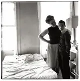 Diane Arbus, Two Friends at home, N.Y.C., 1965, Silbergelatineabzug von Neil Selkirk, 1972. Agfa-Papier