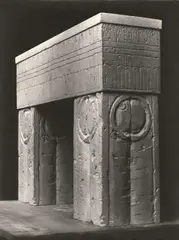 Maquette de la Porte du baiser (Vue de trois quarts) by Constantin Brancusi, Um 1935, Vintage oder früher Silbergelatineabzug. Agfa-Brovira-Papier, sold May 2013