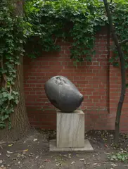 Gustav Seitz, Weibliche Form, 1967, Bronze mit brauner Patina, auf Steinsockel montiert