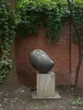 Gustav Seitz, Weibliche Form, 1967, Bronze mit brauner Patina, auf Steinsockel montiert