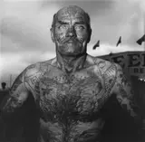Tattooed Man at a Carnival, Md. by Diane Arbus, 1970, Silbergelatineabzug von Neil Selkirk, 1970, sold Nov 2007