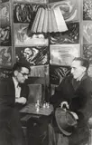 Man Ray, Man Ray und Marcel Duchamp beim Schach in Man Rays Atelier in der Rue Férou, Paris