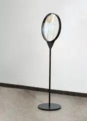 Adolf Luther, Stehlinse, 1989, Halbtransparenter Hohlspiegel, Glas, Kunststoffrahmen, Metallstab auf Plinthe
