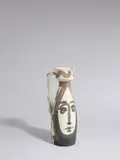 Pablo Picasso, Visage, 1955, Krug, weißer Ton, mit Engobenbemalung, innen glasiert. Höhe: 31,5 cm (12 ⅜ in.)