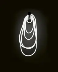 Mathieu Mercier, Ohne Titel, 2005, Neonröhren, lackierte Stahlstange, Elektrokabel