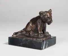 Kleiner sitzender Löwe by August Gaul, Um 1898, Bronze mit brauner Patina, auf schwarzen Marmorsockel montiert. Höhe (ohne Sockel): 7 cm (2 ¾ in.), sold May 2014