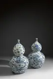 Chinesisch, Ming-Dynastie, Transitional Period, Paar große „Double Gourd“ Kalebassen-Vasen mit fünfkläuigen Drachen. 1. Hälfte des 17. Jahrhunderts, Porzellan mit unterglasurblauer Blau-Weiß-Malerei. Je 71 cm (28 in.)