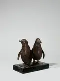 Zwei Pinguine by August Gaul, Um 1911, Bronze mit dunkelbrauner Patina, auf Marmorsockel montiert, sold Dec 2017