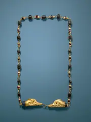 Griechisch, Gold, getrieben; Almandin, Glasflusssteine, 44 cm (17 ⅜ in.)