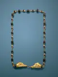 Griechisch, Gold, getrieben; Almandin, Glasflusssteine, 44 cm (17 ⅜ in.)