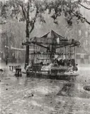 Robert Doisneau, Le manège de Monsieur Barré“, Place de la Mairie, Paris, 1955, Späterer Platinabzug auf Whatman-Büttenpapier