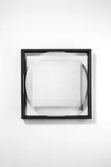 Adolf Luther, Ohne Titel, 1976, Hohlspiegelobjekt aus quadratischen Spiegelplättchen über konkav gewölbtem Acrylglas in schwarzem Holzrahmen