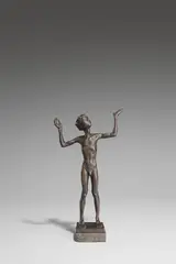 Renée Sintenis, Aufblickender Knabe, 1954, Bronze mit brauner Patina, auf Steinsockel montiert