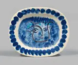 Visage noir putoisé by Pablo Picasso, 1948, Ovale Platte, weißer Ton, mit Engobenbemalung, glasiert; ceramic, Madoura edition, sold Jun 2017