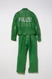 Christian Jankowski, Kunst + Krise, 2010, Polizei-Motorradkombi in grünem Leder mit Polizeiaufschrift (Hersteller: Erlmeier Ledermodelle), Größe 52