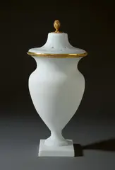 Werner & Berlin Mieth, Große Flussglas-Potpourrivase, Um 1795, Milchglas; Bronze, gegossen, ziseliert, feuervergoldet. 41,5 cm (16 ⅜ in.)