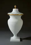 Werner & Berlin Mieth, Große Flussglas-Potpourrivase, Um 1795, Milchglas; Bronze, gegossen, ziseliert, feuervergoldet. 41,5 cm (16 ⅜ in.)