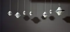 Preben Dahl, Sieben „Symfoni“ Chandeliers, Um 1960, Metall, lackiert; elektrifiziert – Hersteller: Hans Følsgaard A/S. Ø 42 cm / Ø 32 cm / Ø 22 cm (16 ½ in. / Ø 12 ⅝ in. / Ø 8 ⅝ in.)