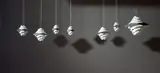 Preben Dahl, Sieben „Symfoni“ Chandeliers, Um 1960, Metall, lackiert; elektrifiziert – Hersteller: Hans Følsgaard A/S. Ø 42 cm / Ø 32 cm / Ø 22 cm (16 ½ in. / Ø 12 ⅝ in. / Ø 8 ⅝ in.)