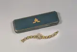 Berlin Gebrüder Friedländer, Armband für Lady Walburga Paget, geb. Gräfin von Hohenthal (1839–1929) – Geschenk Kaiser Wilhelms II. (1859–1941). Kurz nach 1901, Gold, gegossen, getrieben, ziseliert, gelötet; ca. 88 Diamantrosen, fünfzehn Saphire – im Originalfutteral