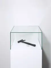 Monica Bonvicini, Leather Tool (claw hammer), 2009, Leder, Lederschnur, Hammer, mit Sockel und Haube