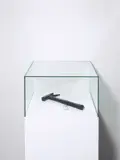 Monica Bonvicini, Leather Tool (claw hammer), 2009, Leder, Lederschnur, Hammer, mit Sockel und Haube