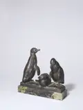 August Gaul, Drei Pinguine, Um 1903, Bronze mit dunkelbrauner Patina, auf Marmorsockel montiert