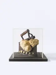 Daniel Spoerri, Bügeleisen mit Teig, 1970, Bügeleisen und gebackener Teig auf Holzplatte, unter Acrylglashaube