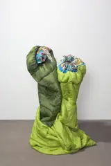 Kris Lemsalu, Phantom Camp, 2020, Keramik und Schlafsack