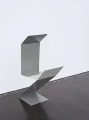 Judith Hopf, Ohne Titel (Laptop Man 5), 2018, Stahl, pulverbeschichtet