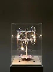 Haegue Yang, Jewel-wish Table Light, 2010, Schmuckständer, Kette, Kabel, Glühbirnen, Origami-Papier, Metalltroddeln, Aluminium-Reflektor, Papiermachee, Mineralien (unter Acrylglashaube auf MDF-Platte)