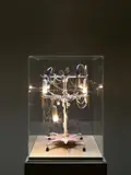 Haegue Yang, Jewel-wish Table Light, 2010, Schmuckständer, Kette, Kabel, Glühbirnen, Origami-Papier, Metalltroddeln, Aluminium-Reflektor, Papiermachee, Mineralien (unter Acrylglashaube auf MDF-Platte)