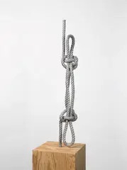 Michael Sailstorfer, Knoten“ (19), 2010, Aluminiumguss mit Künstlersockel aus Holz
