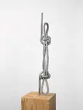 Michael Sailstorfer, Knoten“ (19), 2010, Aluminiumguss mit Künstlersockel aus Holz