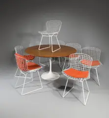 Eero Saarinen, Esstisch aus der Pedestal Collection – Tulip-Dining-Table (Modell Nr. 172-173), 1957, Teakholz; Aluminium, gegossen, weiß lackiert – Hersteller: Knoll International, USA. 72 cm, Ø 135 cm (28 ⅜ in., Ø 53 ⅛ in.)