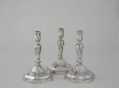 Carl David Schrödel, Drei Dresdner Tafelleuchter aus dem „Service mit FA und Kurhut“ für Kurfürst Friedrich August III. von Sachsen (1750–1827) – sog. Familiensilber. 1748 und 1773, Silber, gegossen, getrieben, graviert. 23,4 cm (9 ¼ in.)
