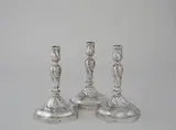 Carl David Schrödel, Drei Dresdner Tafelleuchter aus dem „Service mit FA und Kurhut“ für Kurfürst Friedrich August III. von Sachsen (1750–1827) – sog. Familiensilber. 1748 und 1773, Silber, gegossen, getrieben, graviert. 23,4 cm (9 ¼ in.)