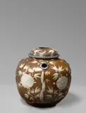 Späte Ming-Dynastie Süd-Chinesisch, Tulpenvase (Export-Ware). Anfang 17. Jahrhundert, Steinzeug, weiß reliefierter Engobendekor auf café-au-lait-brauner „Batavia-Ware“-Unterglasur; Silbermontierung und -dekor in Form von Schildkröten. 15 cm (5 ⅞ in.)