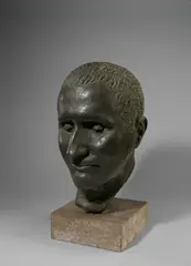 Fritz Cremer, Portraitkopf Bertolt Brechts (1898–1956), 1956, Bronze mit grünbrauner Patina; Steinsockel. 50 cm; Sockel: 9 cm (19 ⅝ in.; Sockel: 3 ½ in.)