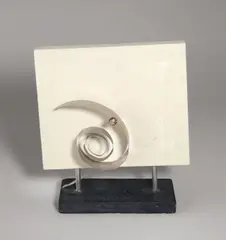 Hermann Goepfert, Weißreflektor (Kinetischer Reflektor), 1962, 2 spiralförmige Aluminiumbänder (beidseitig), Acryl auf Holz, 2 Metallstangen