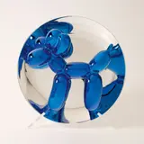 Jeff Koons, Balloon Dog (Blue), 2002, Porzellanobjekt mit reflektierend blauer und verspiegelter Glasur, mit Originalplastikständer und Originalverpackung. Durchmesser: 26 cm (10 ¼ in.)