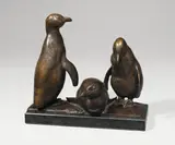 August Gaul, Drei Pinguine, 1903, Bronze mit goldbrauner Patina, auf Marmorsockel montiert. Höhe (ohne Sockel): 18 cm (7 ⅛ in.)